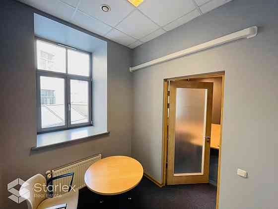 Iznomā biroja telpas prestižā vietā Vecrīgā, Audēju ielā 8 (pie T/C ''Galerija Centrs'').
Ēka celta  Рига