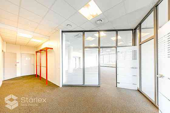 Nomai tiek piedāvāts gaišs birojs mūsdienīgajā B+ klases biroju ēkā Rīgā, Ulbrokas ielā 23, Purvciem Рига