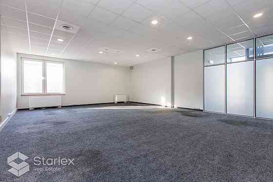 Современное офисное здание. Офисное здание отвечает требованиям высококлассных Рига