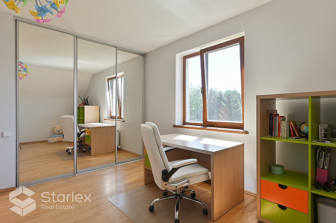 Plaša un iespaidīga privātmāja Bieriņos. Lielisks divstāvu nams un skaisti iekārtots dārzs. Rīga - foto 10