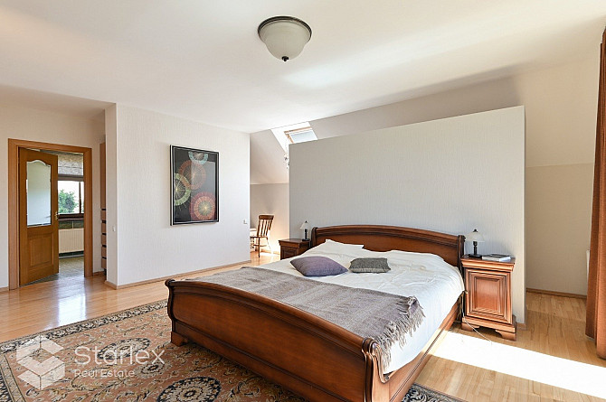 Plaša un iespaidīga privātmāja Bieriņos. Lielisks divstāvu nams un skaisti iekārtots dārzs. Rīga - foto 12