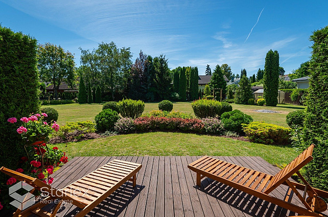 Plaša un iespaidīga privātmāja Bieriņos. Lielisks divstāvu nams un skaisti iekārtots dārzs. Rīga - foto 4