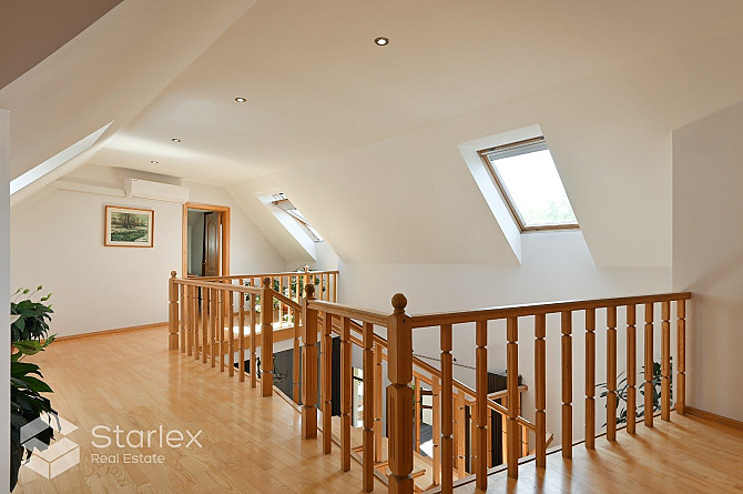 Plaša un iespaidīga privātmāja Bieriņos. Lielisks divstāvu nams un skaisti iekārtots dārzs. Rīga - foto 9