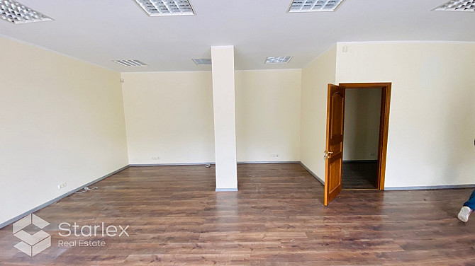 Renovēts biroja centrs. Ēkā ir piespiedu ventilācijas sistēma, videonovērošana, teritorijā Rīga - foto 16