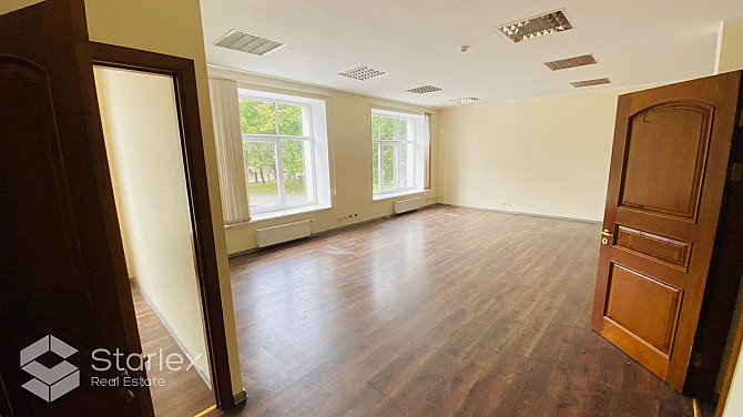 Renovēts biroja centrs. Ēkā ir piespiedu ventilācijas sistēma, videonovērošana, teritorijā Rīga - foto 15