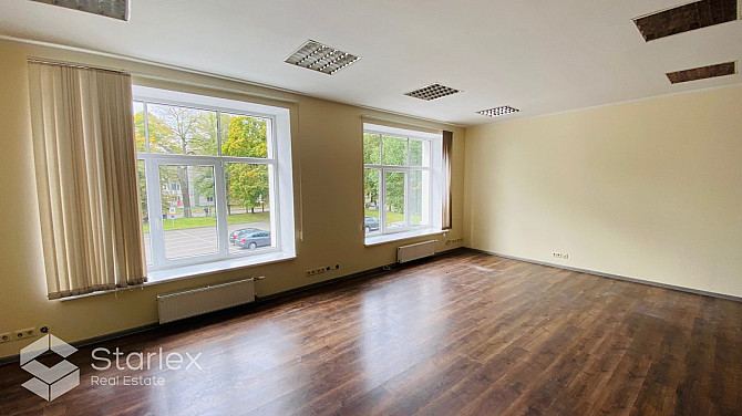 Renovēts biroja centrs. Ēkā ir piespiedu ventilācijas sistēma, videonovērošana, teritorijā Rīga - foto 13