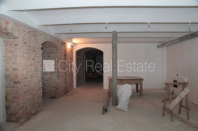 Fasādes māja, slēgts pagalms, vieta vairākām automašīnām, ieeja no ielas, kāpņu telpa Rīga - foto 17