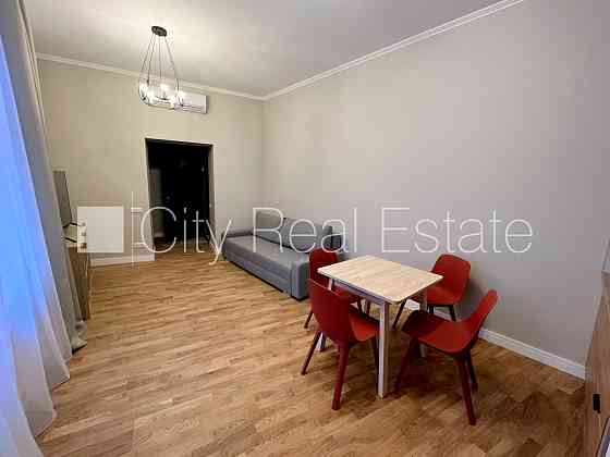 Фасадный дом, реновированный дом, подъездная дорога покрыта брущаткoй, Rīga