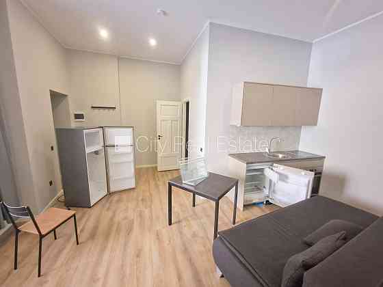 Здание во дворе, реновированный дом, закрытый двор, вход с улицы и со двора, окна Rīga