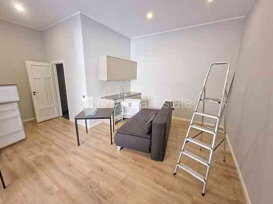 Здание во дворе, реновированный дом, закрытый двор, вход с улицы и со двора, окна Rīga