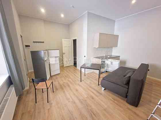 Здание во дворе, реновированный дом, закрытый двор, вход с улицы и со двора, окна Rīga