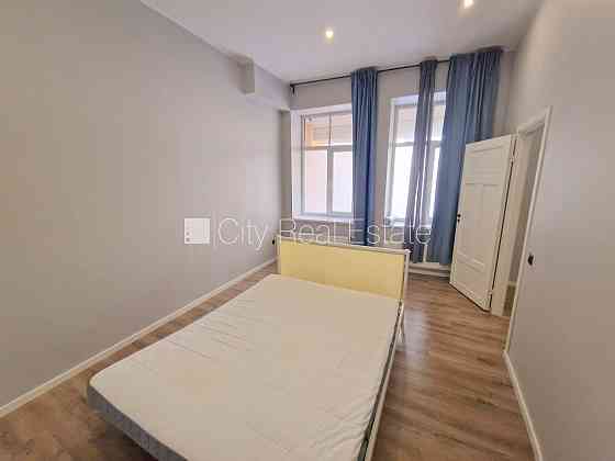 Здание во дворе, реновированный дом, закрытый двор, вход с улицы и со двора, окна Rīga