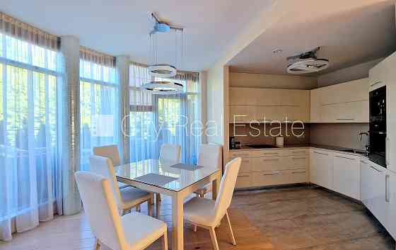 Земля в собственности, новостройка, монолитные бетонные стены, на подвальном Jūrmala