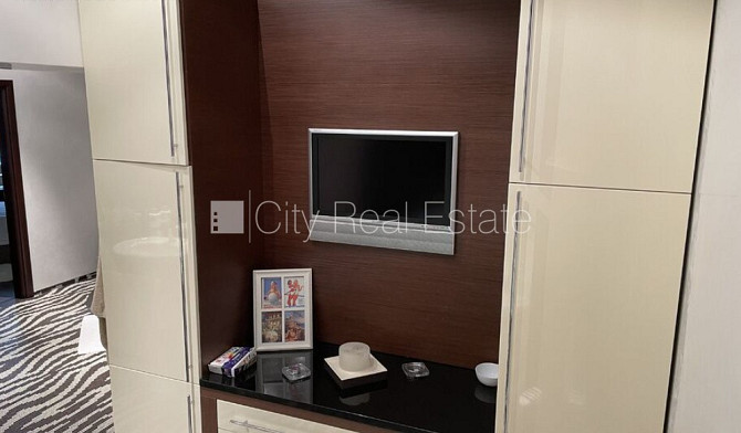 Fasādes māja, renovēta māja, ieeja no ielas, kāpņu telpa pēc kosmētiskā remonta, logi Rīga - foto 8