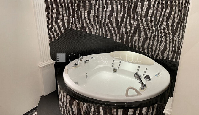 Fasādes māja, renovēta māja, ieeja no ielas, kāpņu telpa pēc kosmētiskā remonta, logi Rīga - foto 9