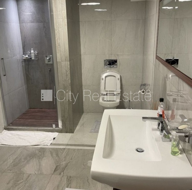 Fasādes māja, renovēta māja, ieeja no ielas, kāpņu telpa pēc kosmētiskā remonta, logi Rīga - foto 19