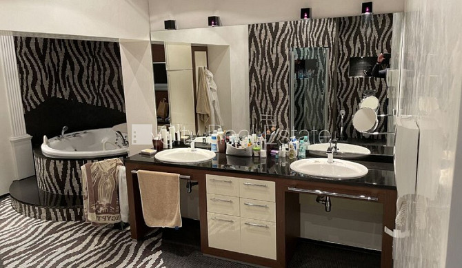 Fasādes māja, renovēta māja, ieeja no ielas, kāpņu telpa pēc kosmētiskā remonta, logi Rīga - foto 10