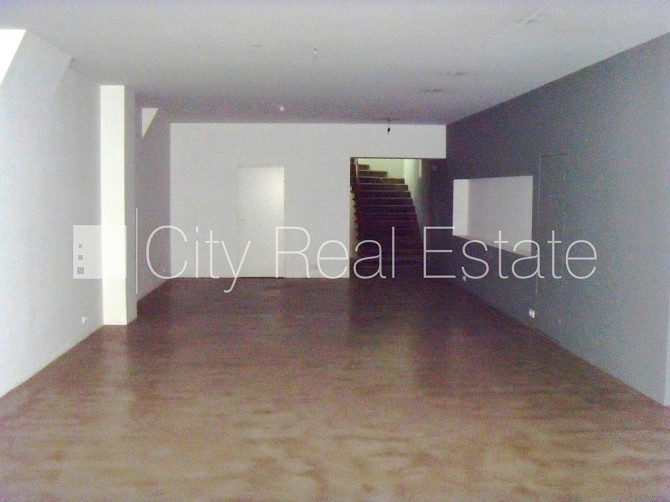 Fasādes māja, slēgts pagalms, ieeja no ielas, logi vērsti uz pagalma pusi, logi vērsti uz Rīga - foto 13