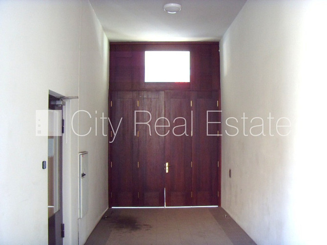 Fasādes māja, slēgts pagalms, ieeja no ielas, logi vērsti uz pagalma pusi, logi vērsti uz Rīga - foto 17