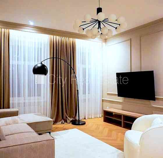 Фасадный дом, реновированный дом, въездные ворота оснащены автоматической Rīga