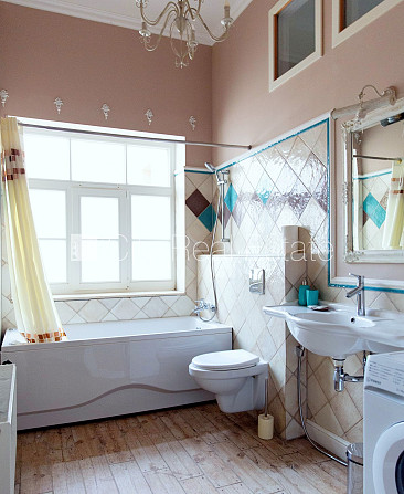 Fasādes māja, renovēta māja, nomainītas inženierkomunikācijas, labiekārtota apzaļumota Rīga - foto 17