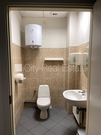 Fasādes māja, viena kvadrātmetra apsaimniekošanas maksa mēnesī  1.6 EUR, ieeja no ielas, logi Rīga - foto 11