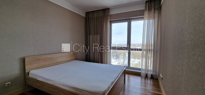 Fasādes māja, labiekārtota apzaļumota teritorija, ieeja no ielas, teritorijas stāvlaukums Rīga - foto 20