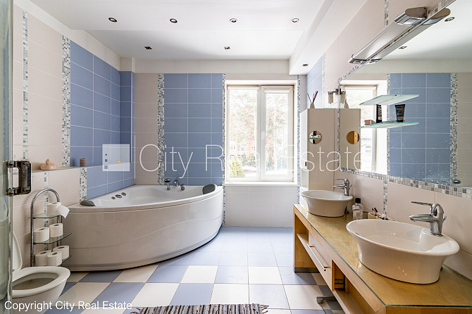 Благоустроенный озеленённый двор, территория обнесена забором, гараж на одну Юрмала - изображение 4