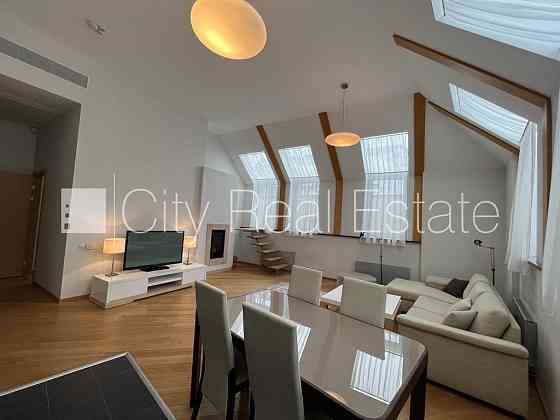 Фасадный дом, реновированный дом, вход с улицы, лифт, лестничная клетка после Рига