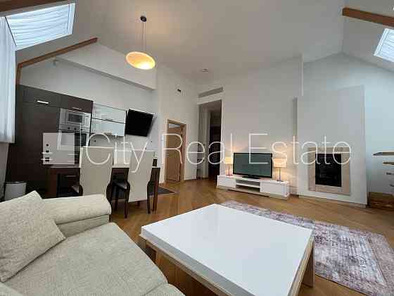 Фасадный дом, реновированный дом, вход с улицы, лифт, лестничная клетка после Rīga