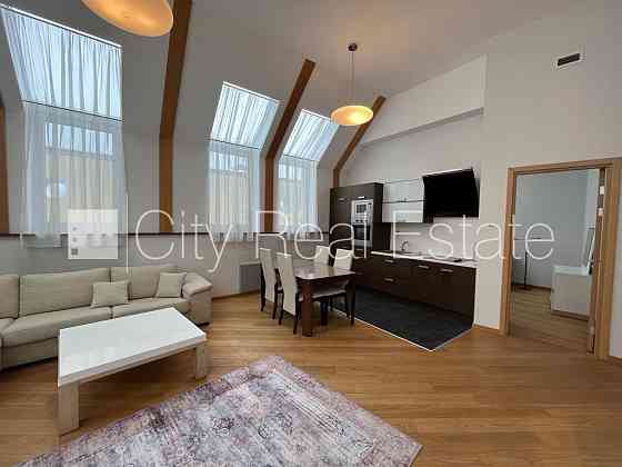 Фасадный дом, реновированный дом, вход с улицы, лифт, лестничная клетка после Рига