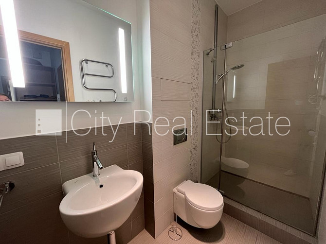 Фасадный дом, реновированный дом, вход с улицы, лифт, лестничная клетка после Рига - изображение 16