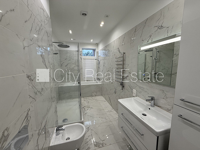 Jaunceltne, ķieģeļu mūra sienas, labiekārtota apzaļumota teritorija, slēgta teritorija, Jūrmala - foto 18