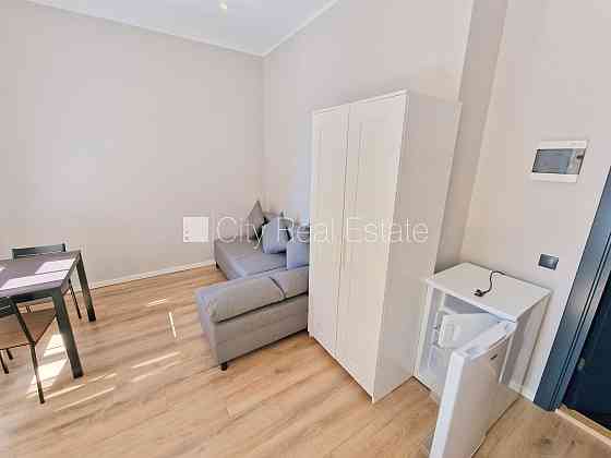 Фасадный дом, реновированный дом, закрытый двор, вход со двора, лестничная клетка Rīga