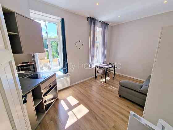 Фасадный дом, реновированный дом, закрытый двор, вход со двора, лестничная клетка Rīga