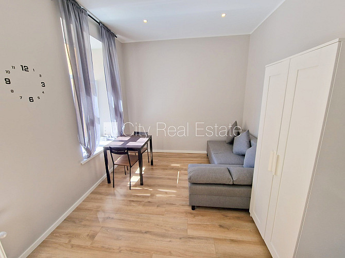 Fasādes māja, renovēta māja, slēgts pagalms, ieeja no pagalma, kāpņu telpa pēc kapitālā Rīga - foto 4