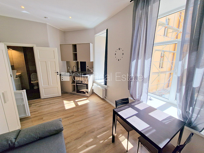 Fasādes māja, renovēta māja, slēgts pagalms, ieeja no pagalma, kāpņu telpa pēc kapitālā Rīga - foto 10