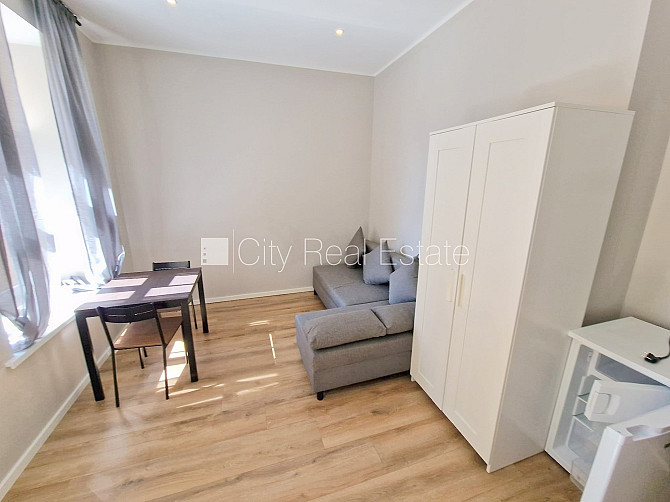 Fasādes māja, renovēta māja, slēgts pagalms, ieeja no pagalma, kāpņu telpa pēc kapitālā Rīga - foto 5