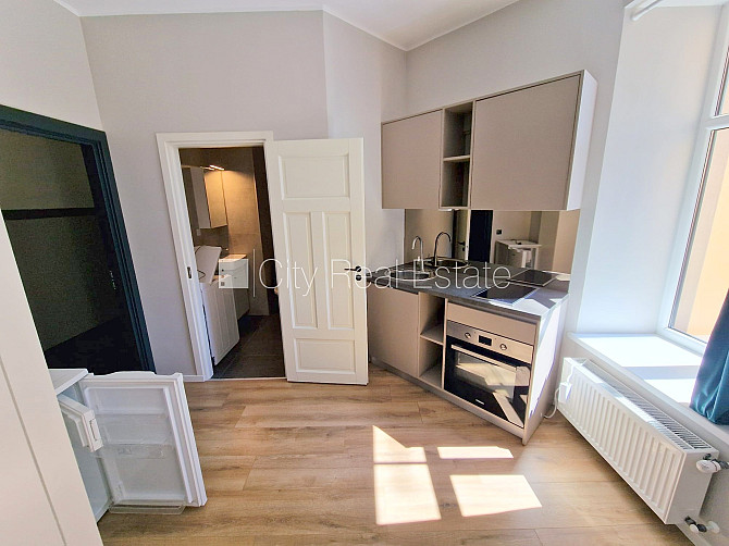 Fasādes māja, renovēta māja, slēgts pagalms, ieeja no pagalma, kāpņu telpa pēc kapitālā Rīga - foto 11