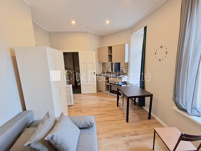 Fasādes māja, renovēta māja, slēgts pagalms, ieeja no pagalma, kāpņu telpa pēc kapitālā Rīga - foto 1