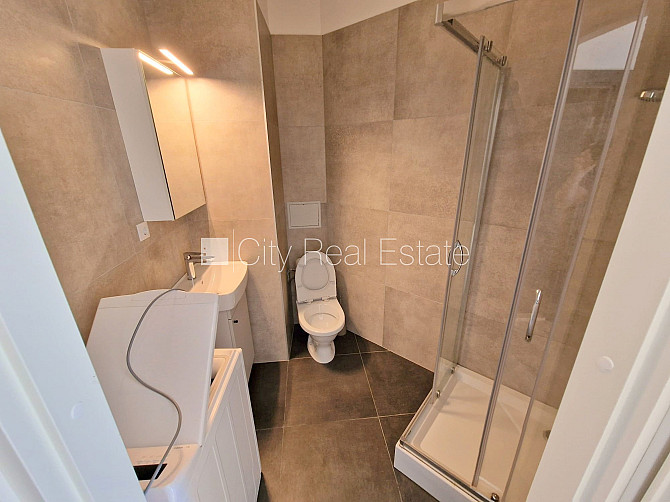 Fasādes māja, renovēta māja, slēgts pagalms, ieeja no pagalma, kāpņu telpa pēc kapitālā Rīga - foto 17