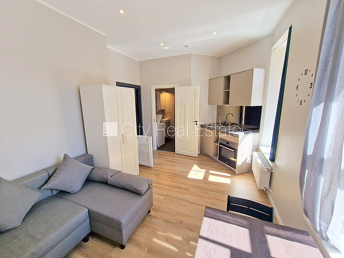 Fasādes māja, renovēta māja, slēgts pagalms, ieeja no pagalma, kāpņu telpa pēc kapitālā Rīga - foto 9