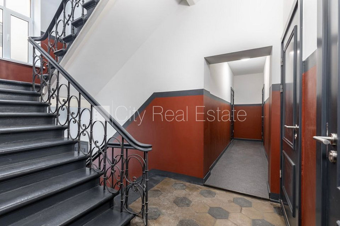Fasādes māja, renovēta māja, slēgts pagalms, ieeja no pagalma, kāpņu telpa pēc kapitālā Rīga - foto 19