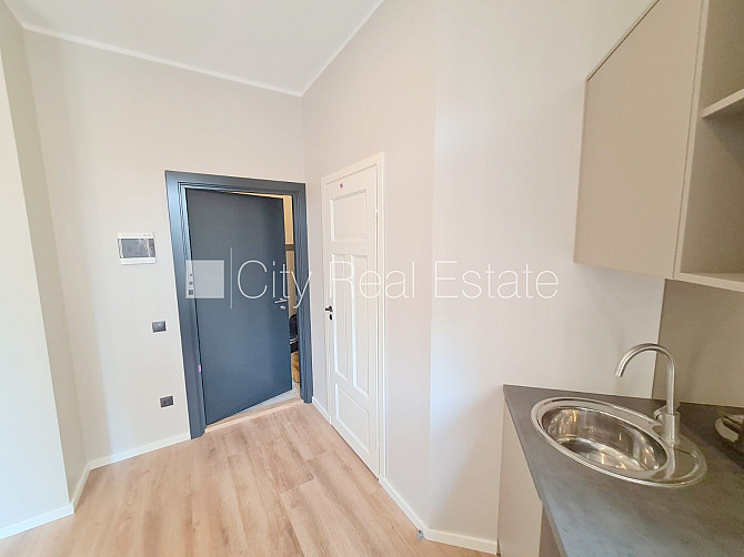 Fasādes māja, renovēta māja, slēgts pagalms, ieeja no pagalma, kāpņu telpa pēc kapitālā Rīga - foto 14