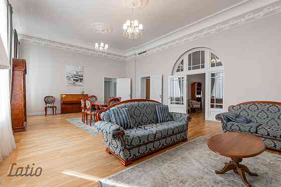 Dzīvoklis kā māja. Tiek pārdots ar visām mēbelēm, ir 2 slēgtas garāžas teritorijā, ir sauna ar atpūt Jūrmala