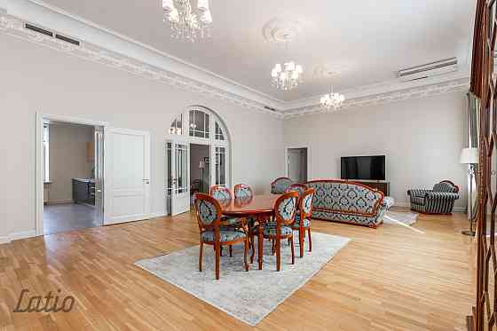 Dzīvoklis kā māja. Tiek pārdots ar visām mēbelēm, ir 2 slēgtas garāžas teritorijā, ir sauna ar atpūt Jūrmala