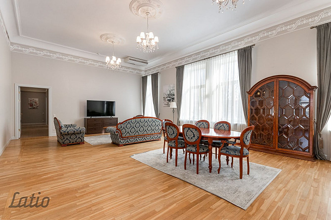 Dzīvoklis kā māja. Tiek pārdots ar visām mēbelēm, ir 2 slēgtas garāžas teritorijā, ir Jūrmala - foto 4