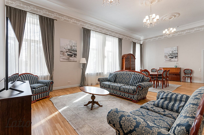 Dzīvoklis kā māja. Tiek pārdots ar visām mēbelēm, ir 2 slēgtas garāžas teritorijā, ir Jūrmala - foto 1