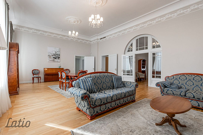 Dzīvoklis kā māja. Tiek pārdots ar visām mēbelēm, ir 2 slēgtas garāžas teritorijā, ir Jūrmala - foto 2