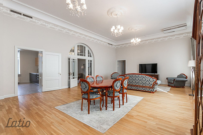 Dzīvoklis kā māja. Tiek pārdots ar visām mēbelēm, ir 2 slēgtas garāžas teritorijā, ir Jūrmala - foto 3